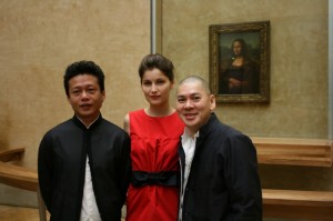 Tsai s herci během natáčení v Louvru